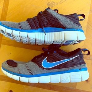 WOMENS NIKE RUNNING SHOES 7.5